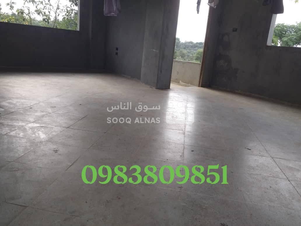 بيت مؤلف من طابقين للبيع