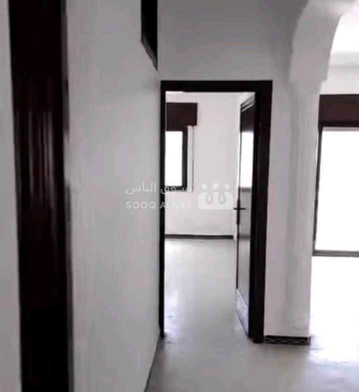 شقة للاجار تاني فني ثلاث غرف وصالون