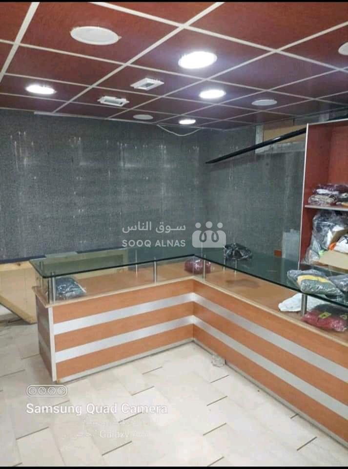 محل ألبسة للبيع