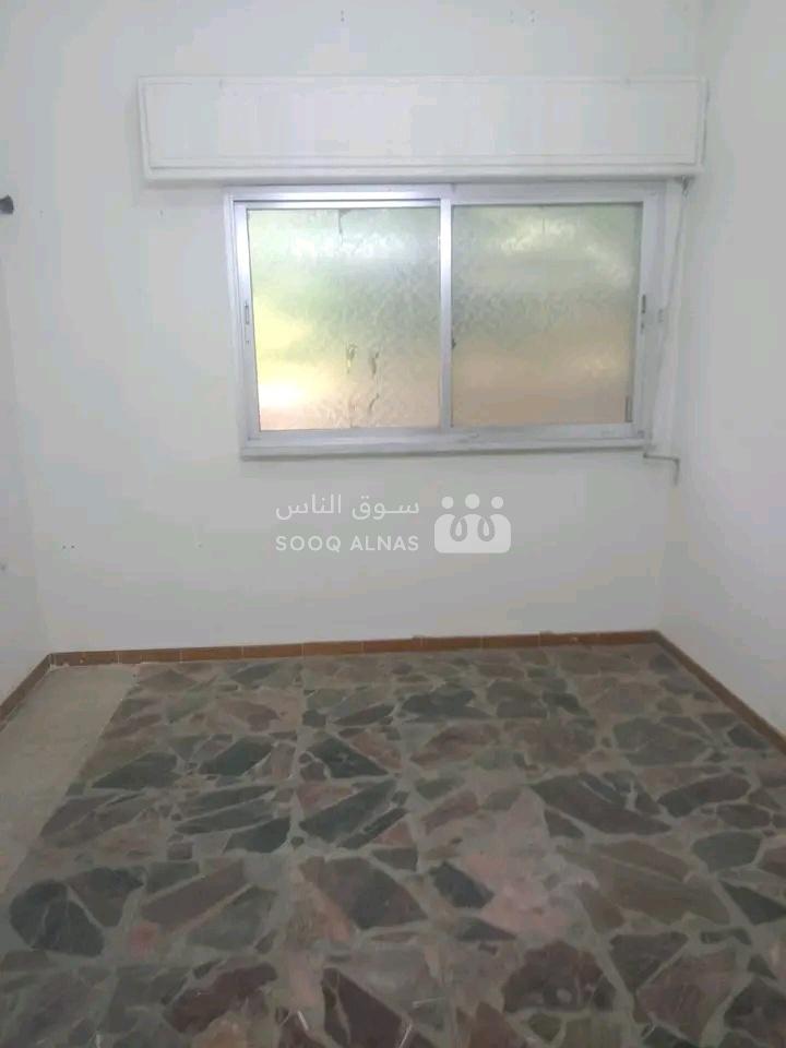للبيع منزل داخلي مع حديقة