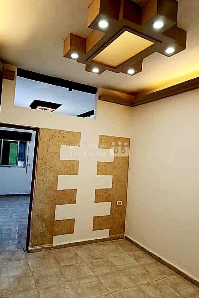 شقه ارضيه فوق القبو في جبلة للبيع