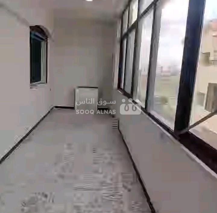 شقة بحي الوعر بالقرب من مدرسة الروافد