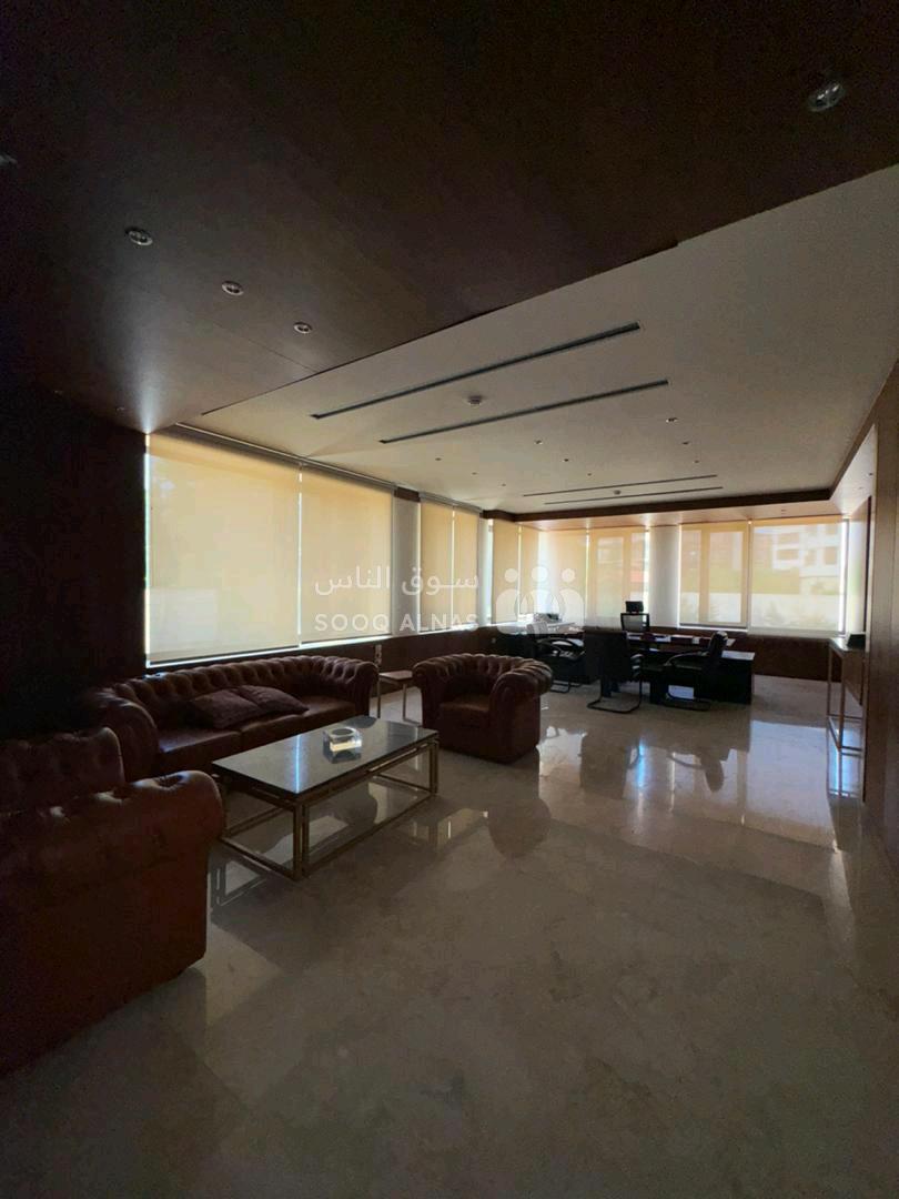 للبيع عقار 3طوابق للاستثمار السكني أو التجاري