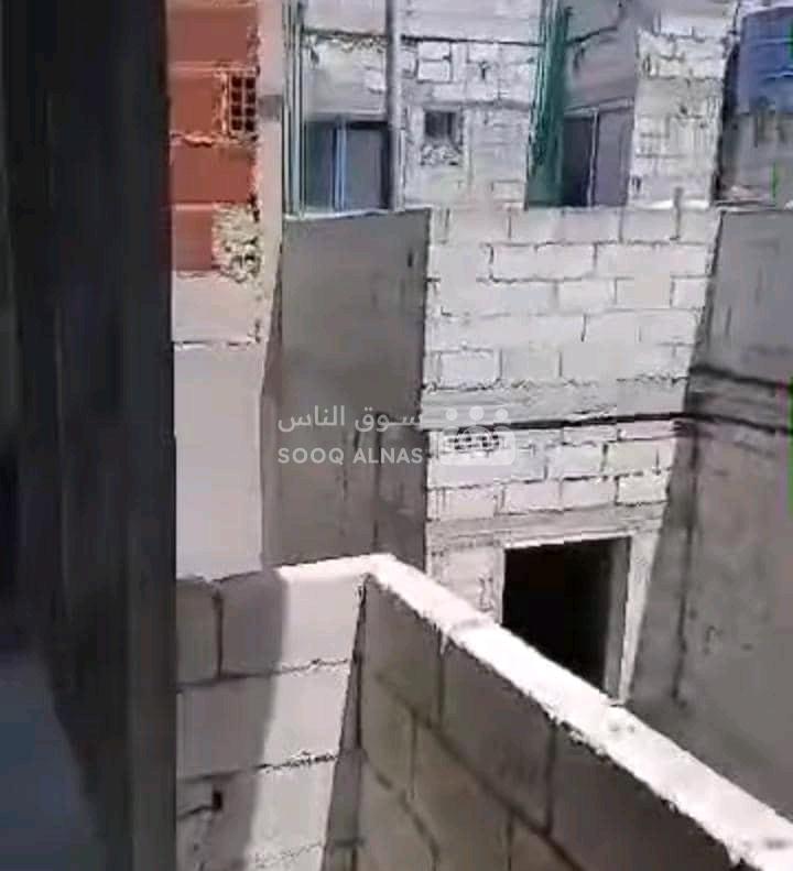 شقة ع العضم شارع بيت الطويل شارع 18