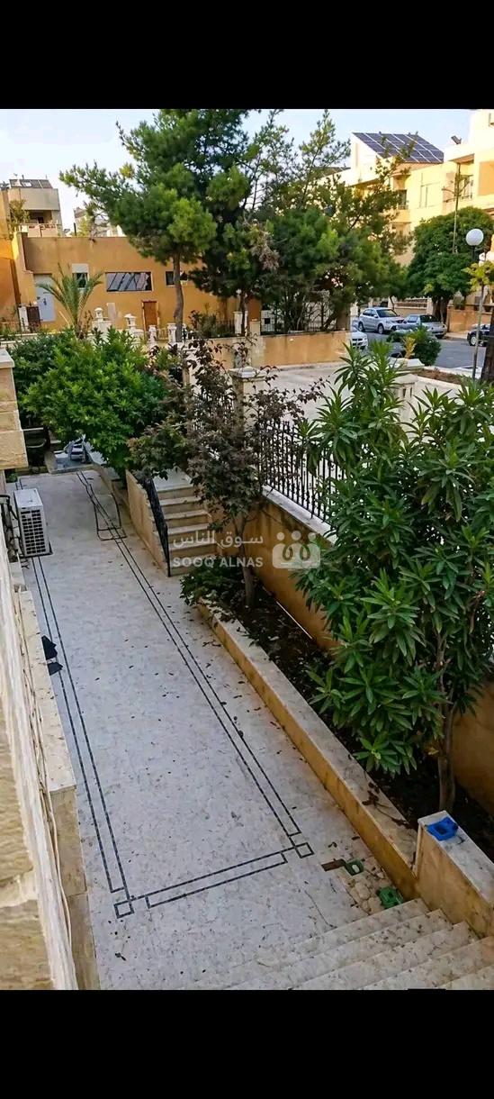 للبيع معلق امامي مع حديقة واسعة